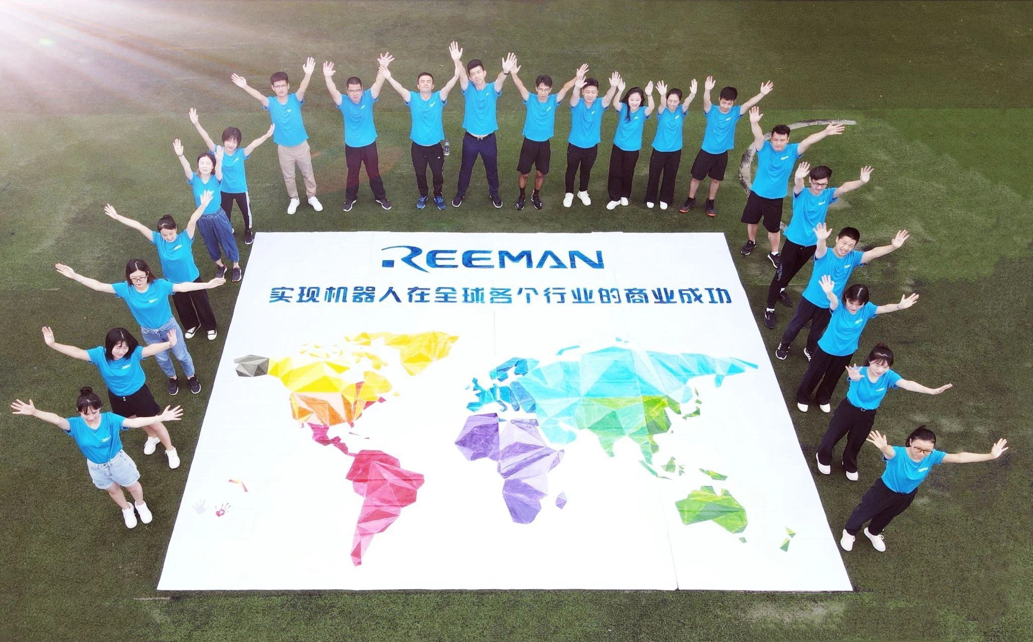 Reeman se yon gwo teknoloji entèlijan robo R&D Konpayi ak yon gwo fanmi cho